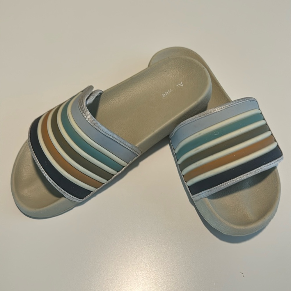 Size 4 youth slides